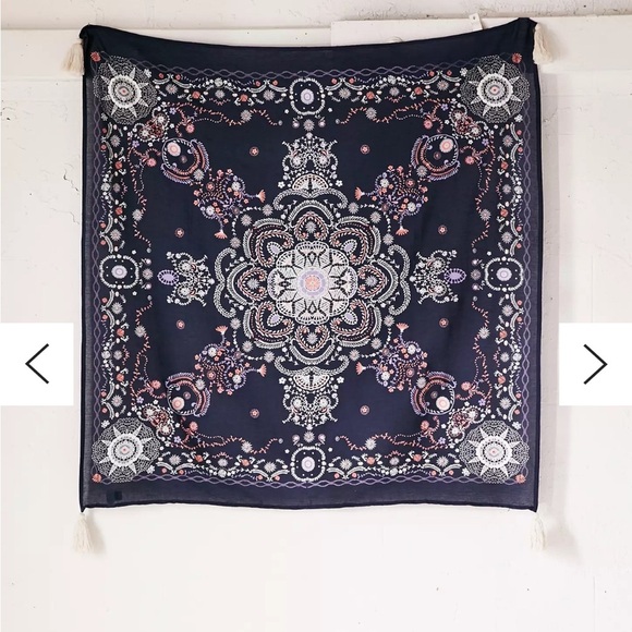 Urban Outfitters Plum & Bow Seren Lace Medallion Tapestry - Picture 5 of 6